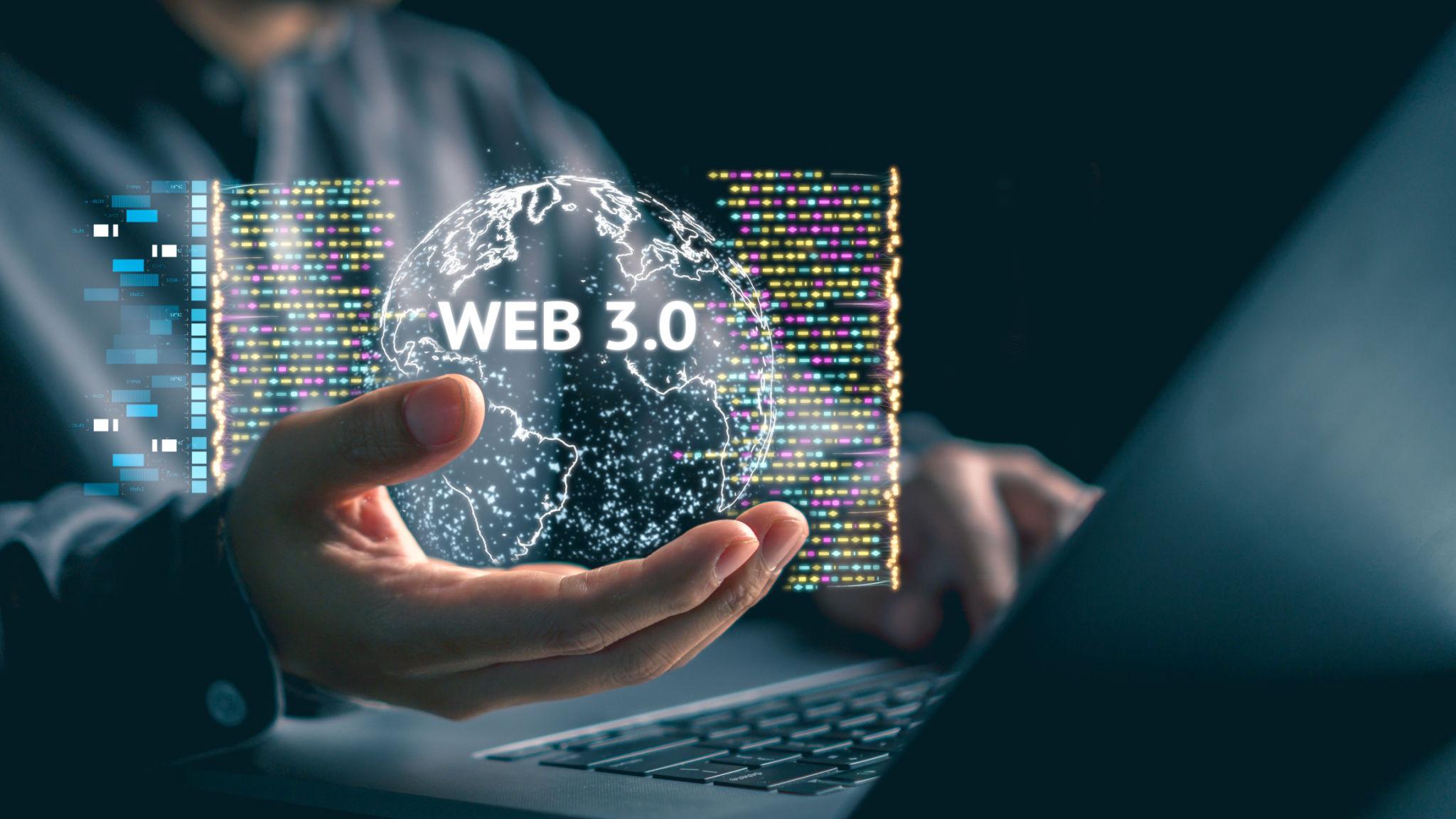eine Hand hält eine fiktive Glaskugel mit der Aufschrift WEB 3.0